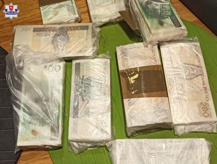 Pieniądze w kwocie ok. 150 tysięcy złotych | fot. KMP Lublin
