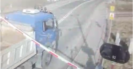 Ciężarówka na przejeździe kolejowym. Kierowca na długo to zapamięta