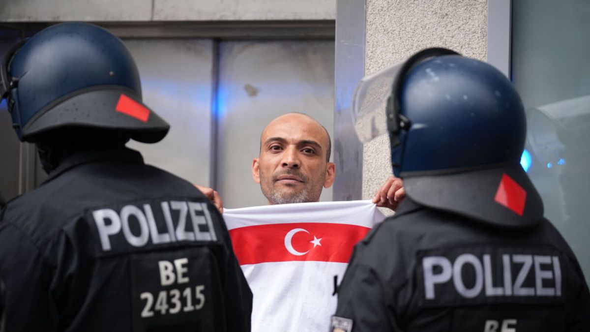 Zdjęcie okładkowe artykułu: Getty Images / Mahmut Serdar Alakus / interwencja policji na marszu kibiców reprezentacji Turcji