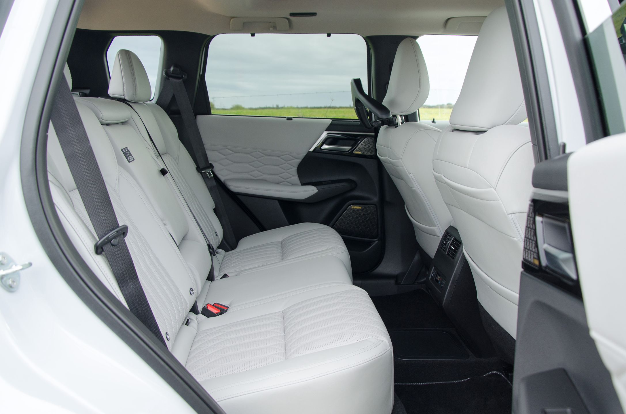 Mitsubishi Outlander PHEV (2025)