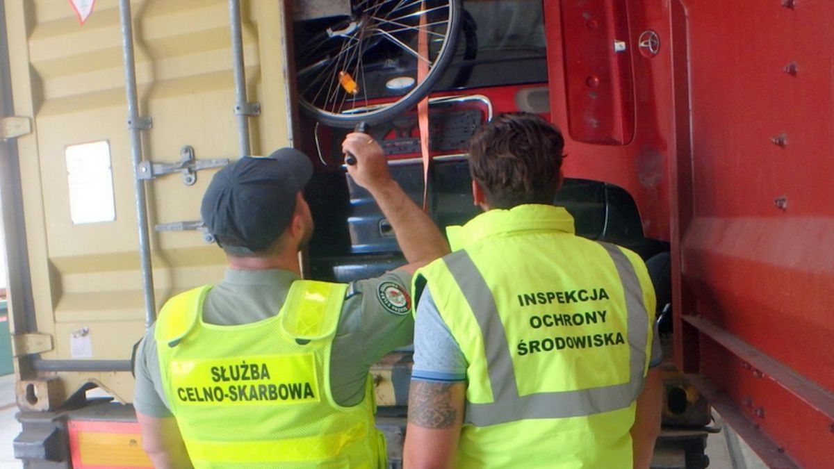 Służby ujawniły niebezpieczne odpady w dwóch ciężarówkach