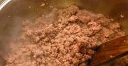 Mięso grubo mielone z wołowiny (75% mięsa, 25% tłuszczu) zrumienione na patelni