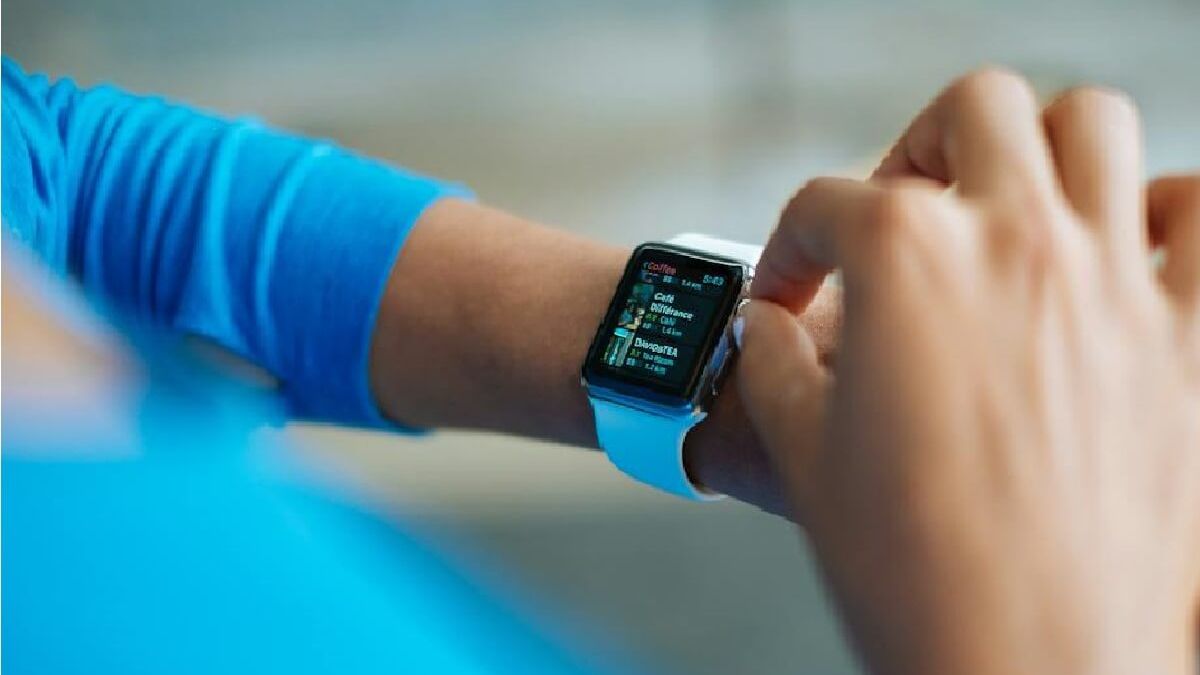 smartwatch na ręce