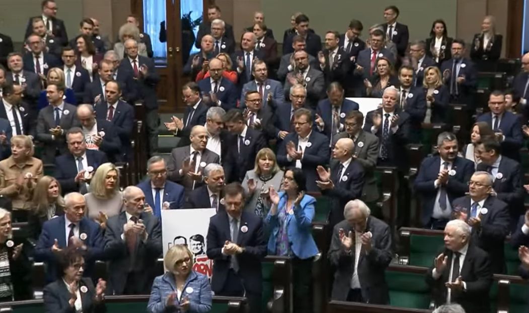 Polacy PiS skandowaniem zakłócili obrady Sejmu