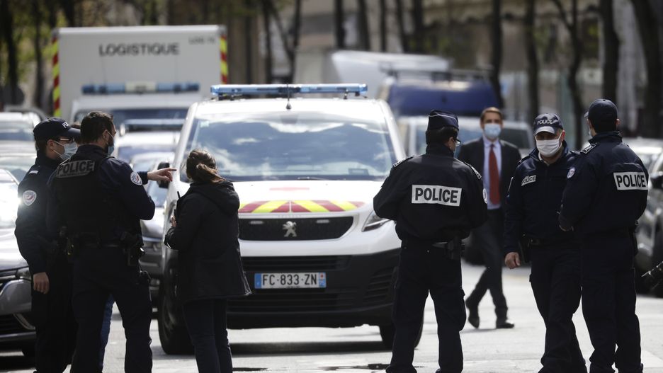 epa09130842 French police officers secure a street near the Henri Dunant hospital where two people have been shot n Paris, France, 12 April 2021. One person was dead, another was injured and being treated. The gunman fled on a motorcycle. The motive for the attack is still unknown.  EPA/YOAN VALAT Dostawca: PAP/EPA.