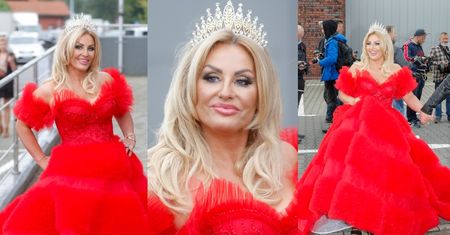Ramówka TVN. Dagmara Kaźmierska zamiata chodnik w królewskiej sukni i z KORONĄ NA GŁOWIE (ZDJĘCIA)