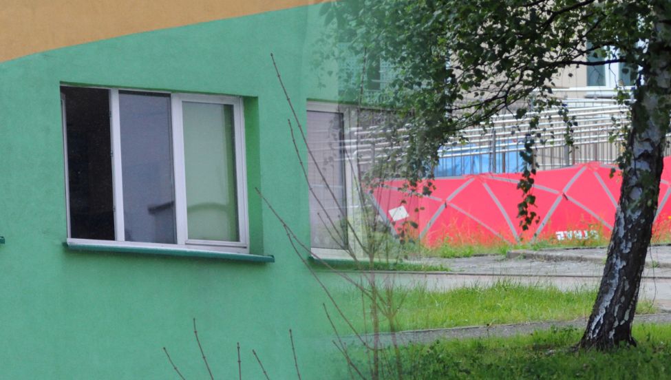 Ojciec wyrzucił syna przez okno, bo zapalił papierosa? Trwa batalia w sądzie