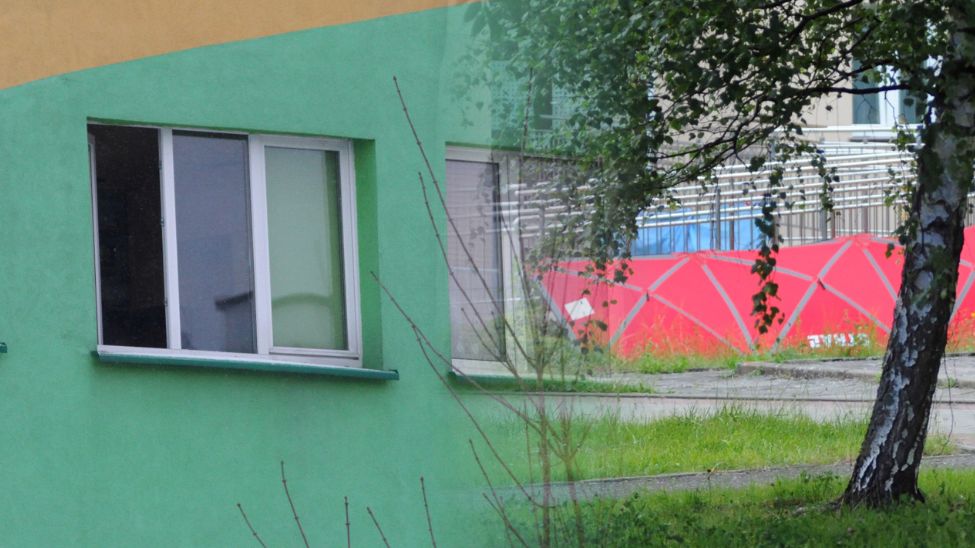 Wyleciał przez okno i zginął. Oskarżono jego ojca