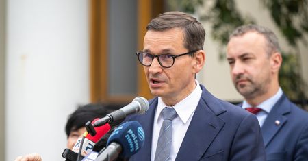 Czarne chmury nad Morawieckim. Wiceminister: pan lepiej szuka raczej prawnika