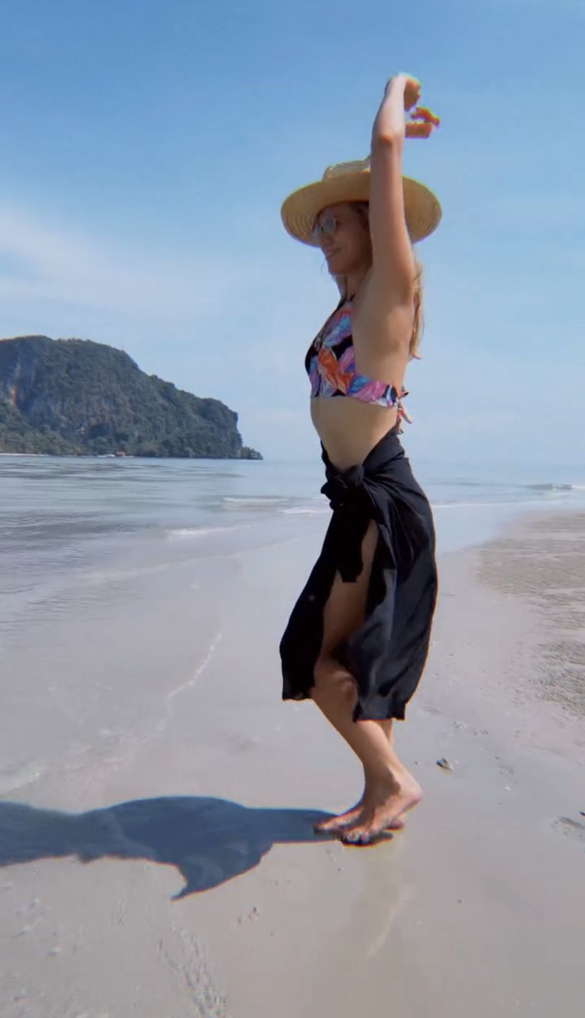 Agnieszka Kaczorowska tańczy na plaży