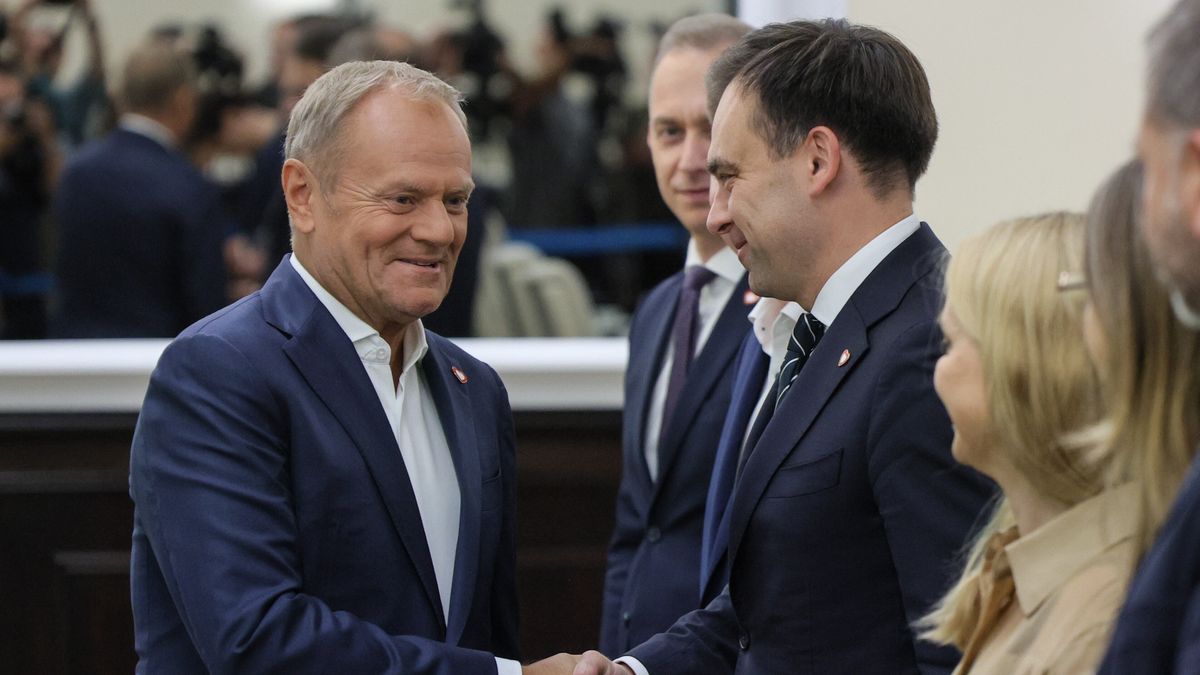 Donald Tusk, Andrzej Doma�skiWarszawa, 28.08.2025. Premier Donald Tusk (L) i minister finans�w i gospodarki Andrzej Doma�ski (P) na posiedzeniu rz�du w KPRM w Warszawie, 28 bm. Na dodatkowym posiedzeniu, Rada Ministr�w zajmie si� bud�etem na 2026 rok. (mr) PAP/Pawe� SupernakPawe� Supernakbud�et 2026, gest, kancelaria, KPRM, obrady, polityk, polityk polityka, polityka, posiedzenie, rada ministr�w, rady ministr�w, rz�d, rz�d Tuska, rz�du, ustawa bud�etowa, projekt ustawy bud�etowej