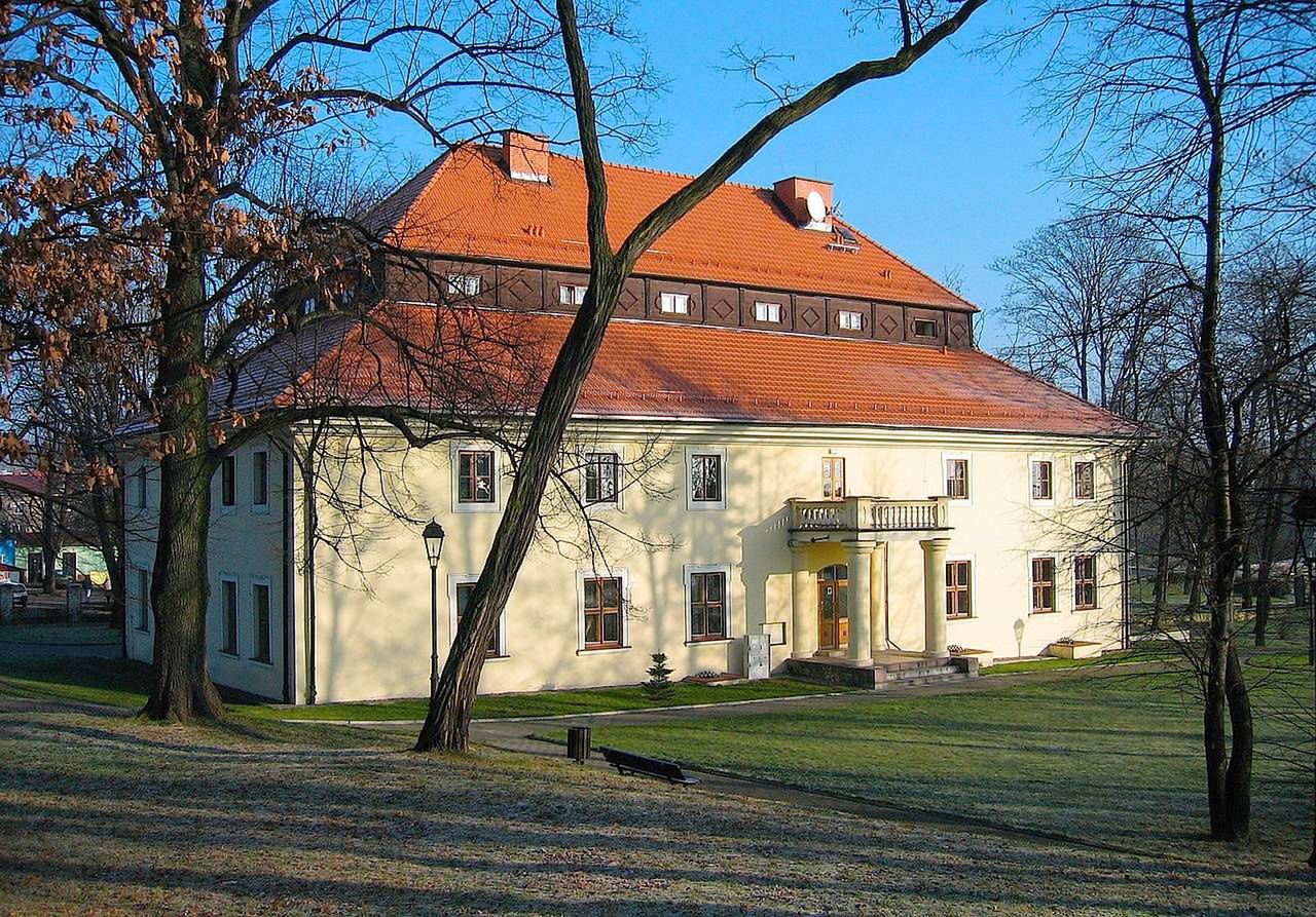 Trzebinia: Dom Kultury "Sokoła" czeka duży remont. Dwór Zieleniewskich także wypięknieje