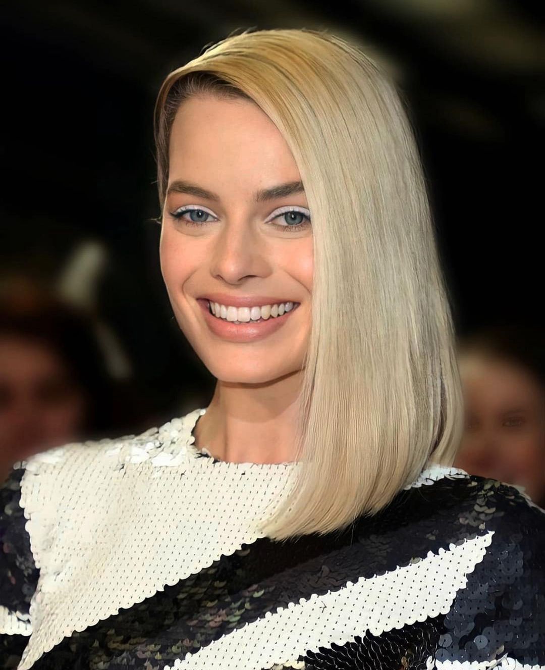 Margot Robbie w jednolitej koloryzacji "barbie blonde"