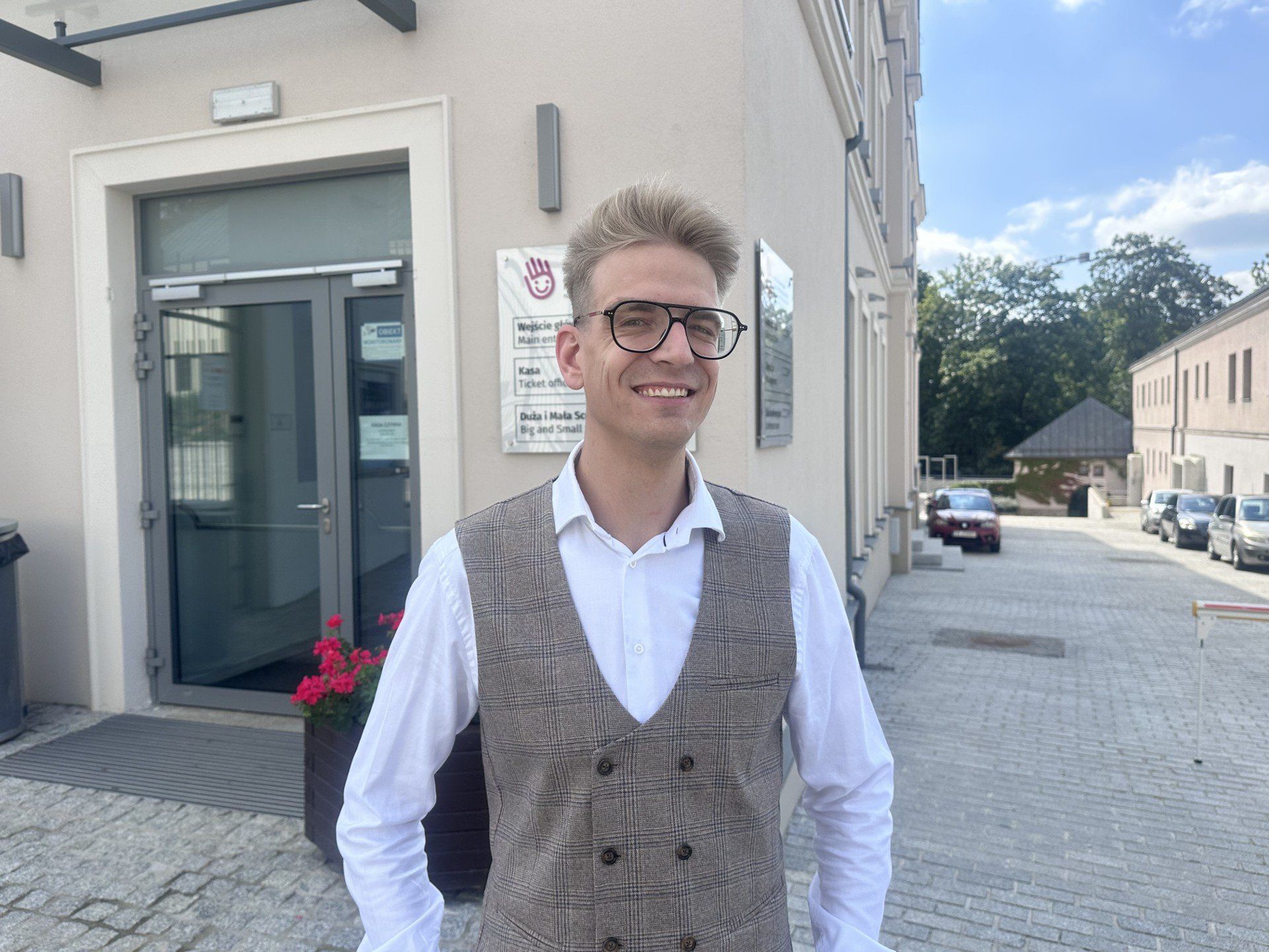 Pochodzi z Opola, gdzie od dziecka fascynował się teatrem lalkowym i marzył o tym, by zostać lalkarzem.
