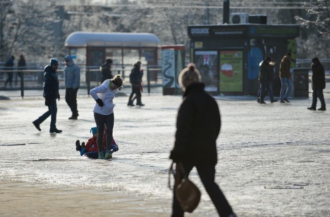 Ludzie zamarzają, a służby apelują