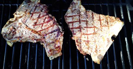Grillowany rostbef wołowy T-bone (samo mięso, II klasa mięsa)