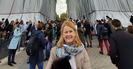 Dzieci dostrzegły to na zdjęciach matki. Tak objawiał się groźny nowotwór