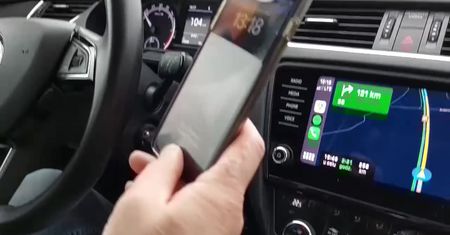 “Jazda bez czytanki” – rysownicy włączyli się w kampanię przeciwko korzystaniu ze smartfonów za kierownicą
