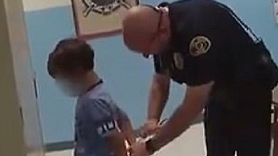 Policja zakuła dziecko w kajdanki 