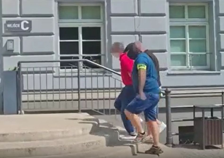 Atak nożownika na 30-latkę we Wrocławiu. 18-latek doprowadzony do prokuratury