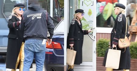 Monika Olejnik w złotych spodniach zajada samotnie lunch
