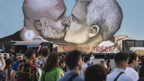 Guardiola i Mourinho w czułym pocałunku. O tym muralu jest głośno