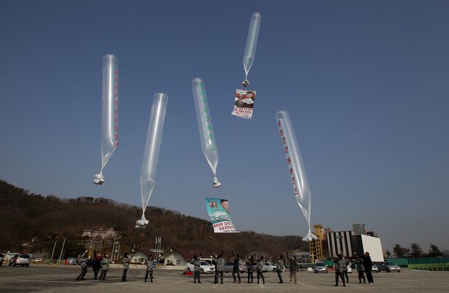 Uciekinierzy z Korei Północnej wypuszczali w 2014 roku balony propagandowe w proteście przeciwko reżimowi.
