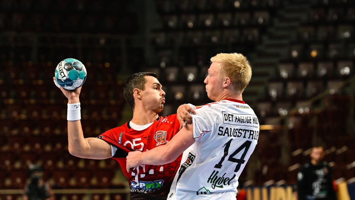 Lauge Schmidt (z lewej, Veszprem) i Nikolaj Laeso Dueholm Christensen (Aalborg)