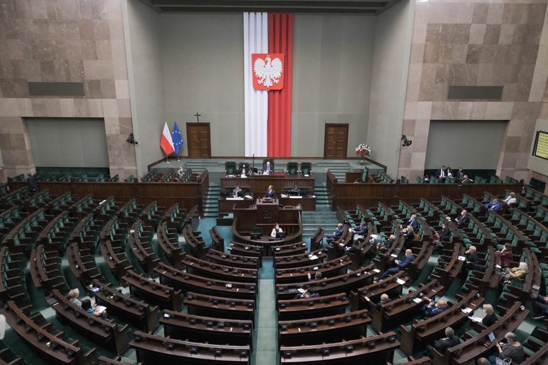 Warszawa, 15.09.2021. Posłowie na sali plenarnej Sejmu, 15 bm. Sejm kończy 36. posiedzenie. Posłowie wysłuchali m.in. informacji prezesa NIK Mariana Banasia o działaniach instytucji publicznych związanych z organizacją wyborów prezydenckich zarządzonych na 10 maja 2020 r. (jm) PAP/Mateusz Marek