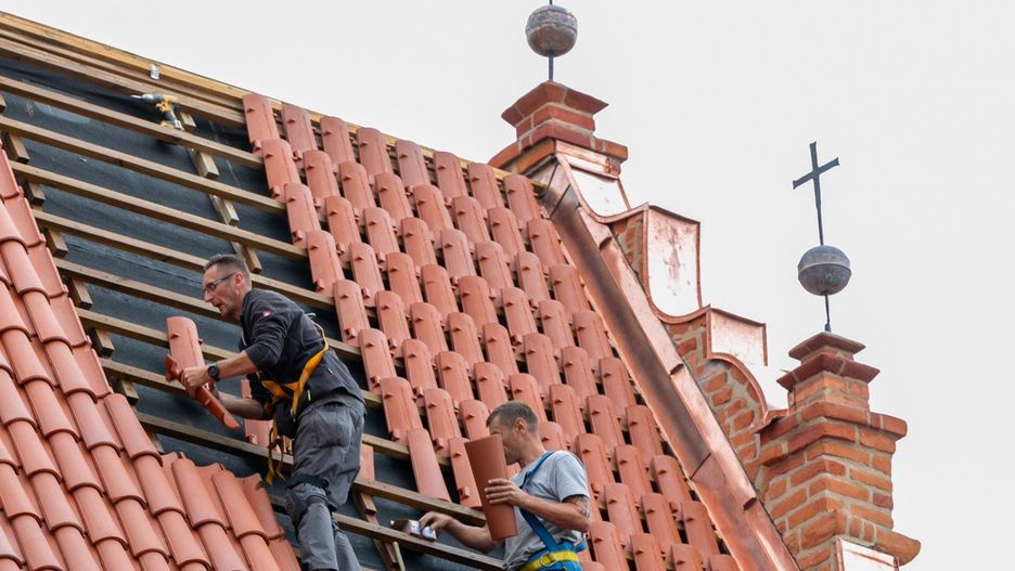 Prace na południowej stronie dachu kościoła klarysek już prawie zostały zakończone 