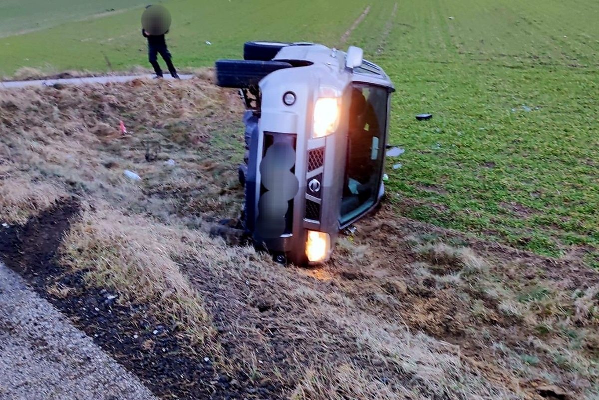 Nissan wypadł z drogi w Bykowszczyźnie