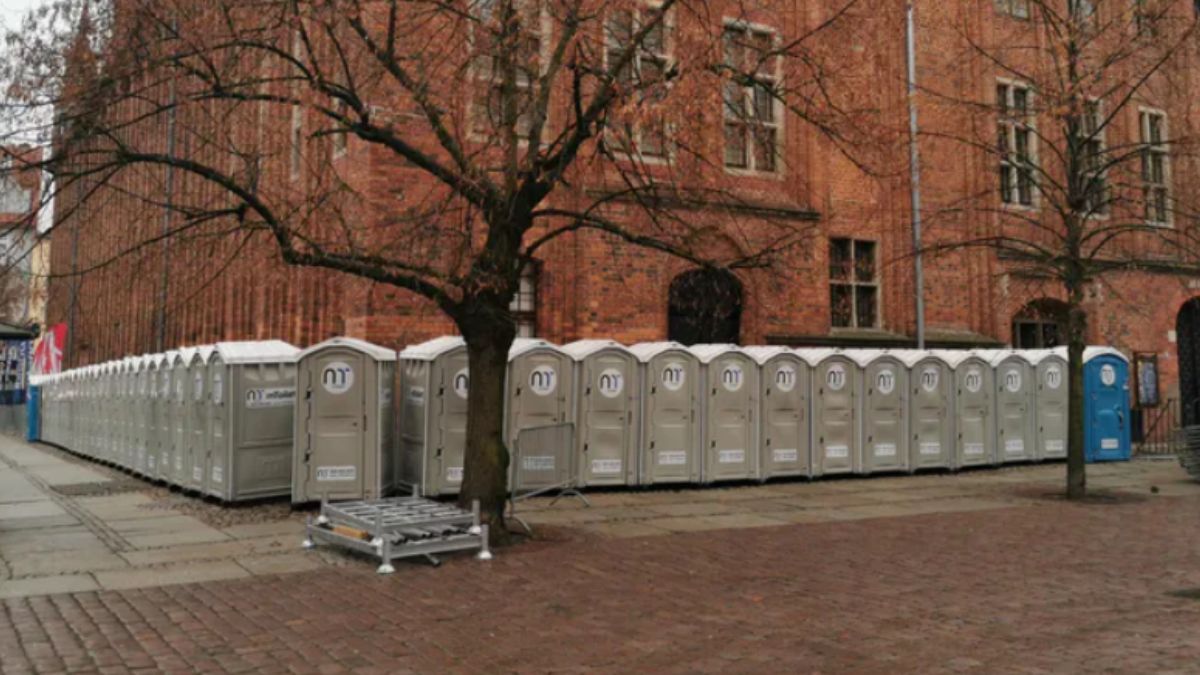 Ratusz Staromiejski w Toruniu został otoczony toaletami przenośnymi 