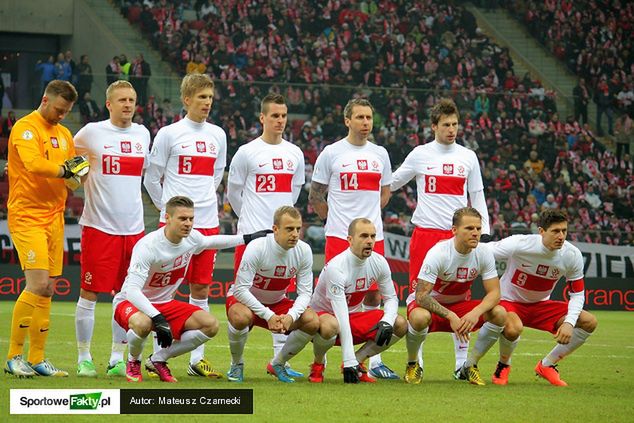 Mierzejewski (trzeci od prawej w dolnym rzędzie) rozegrał w kadrze ostatni mecz ze Słowacją jesienią 2013 roku