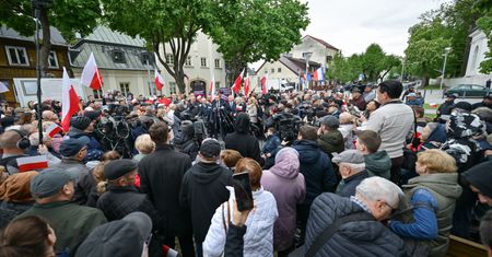 Incydent na konferencji Nawrockiego. Tłum wył