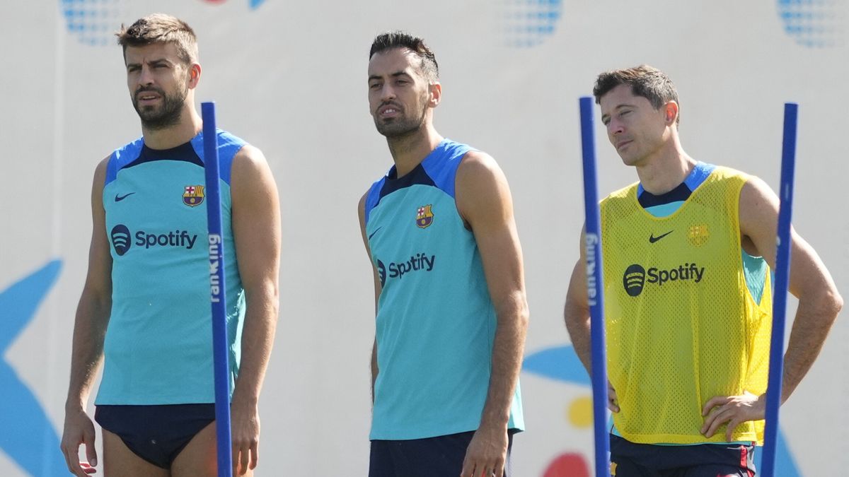 PAP/EPA / ALEJANDRO GARCIA / Na zdjęciu: Gerard Pique, Sergio Busquets i Robert Lewandowski