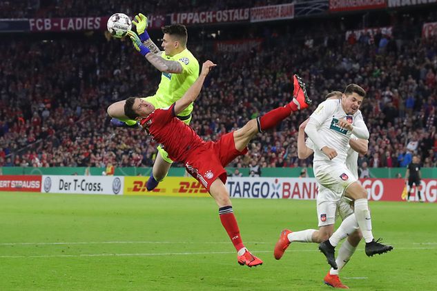 Robert Lewandowski chwilę po zderzeniu z Kevinem Muellerem w meczu Bayern Monachium - 1. FC Heidenheim (5:4) (fot. Alexander Hassenstein/Getty Images)