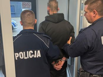 Połczyn-Zdrój: Ścigany trzema listami gończymi ukrywał się na działce. Na trop 26-latka wpadł dzielnicowy