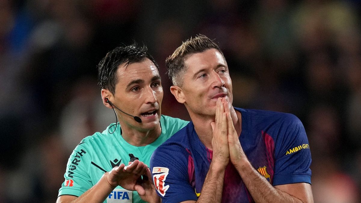 Getty Images / Alex Caparros/Getty Images / Na zdjęciu: Ricardo de Burgos i Robert Lewandowski 