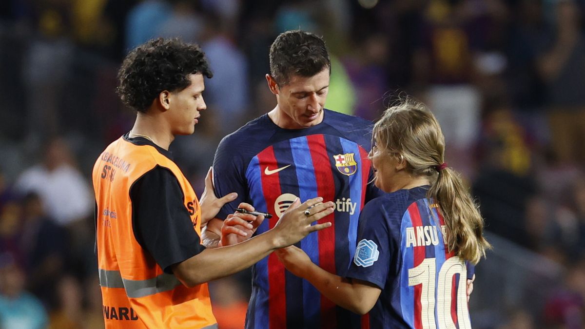Zdjęcie okładkowe artykułu: PAP/EPA / Toni Albir / Robert Lewandowski podpisuje się na koszulce fanki FC Barcelony po meczu z Realem Valladolid