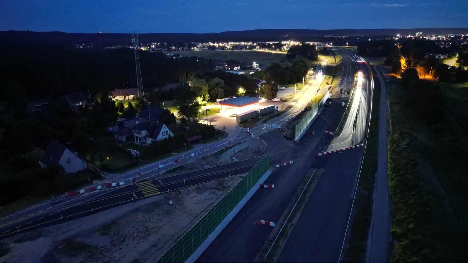 Kierowcy narzekają na brak świetlnego oznaczenia wjazdu na tymczasową drogę na budowie S-6