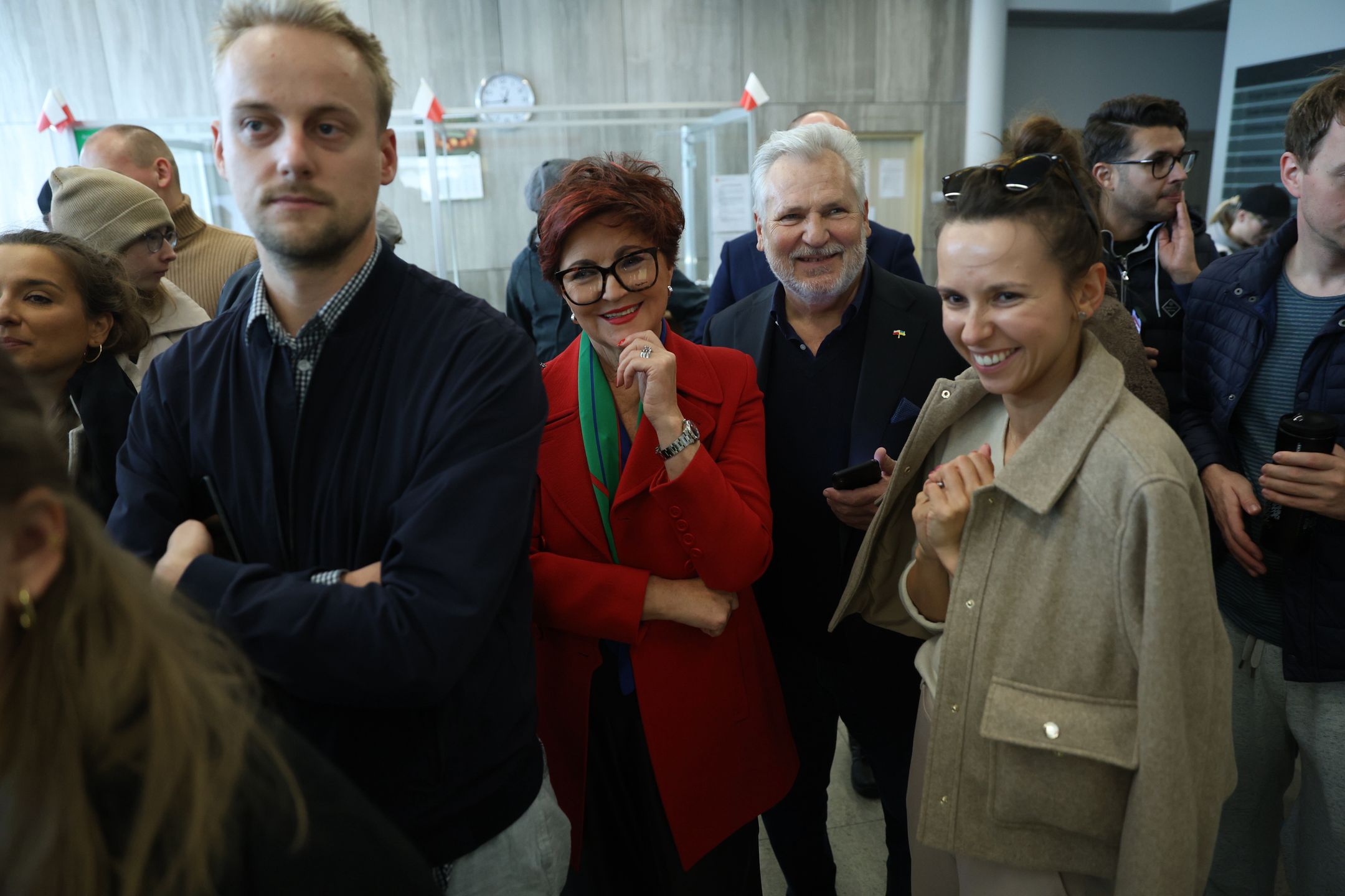 Warszawa, 15.10.2023. Wybory parlamentarne 2023. Były prezydent RP Aleksander Kwaśniewski (C-P) z małżonką Jolantą (C-L) oddali głosy w lokalu wyborczym w Urzędzie Dzielnicy Wilanów w Warszawie, 15 bm. Trwa głosowanie w wyborach parlamentarnych i towarzyszącym im referendum. Do jego zakończenia obowiązuje cisza wyborcza i referendalna. (aldg) PAP/Rafał Guz