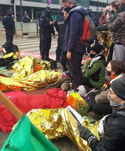 Warszawa. Extinction Rebellion protestuje przeciwko katastrofie klimatycznej. "Musimy wywierać większą presję"