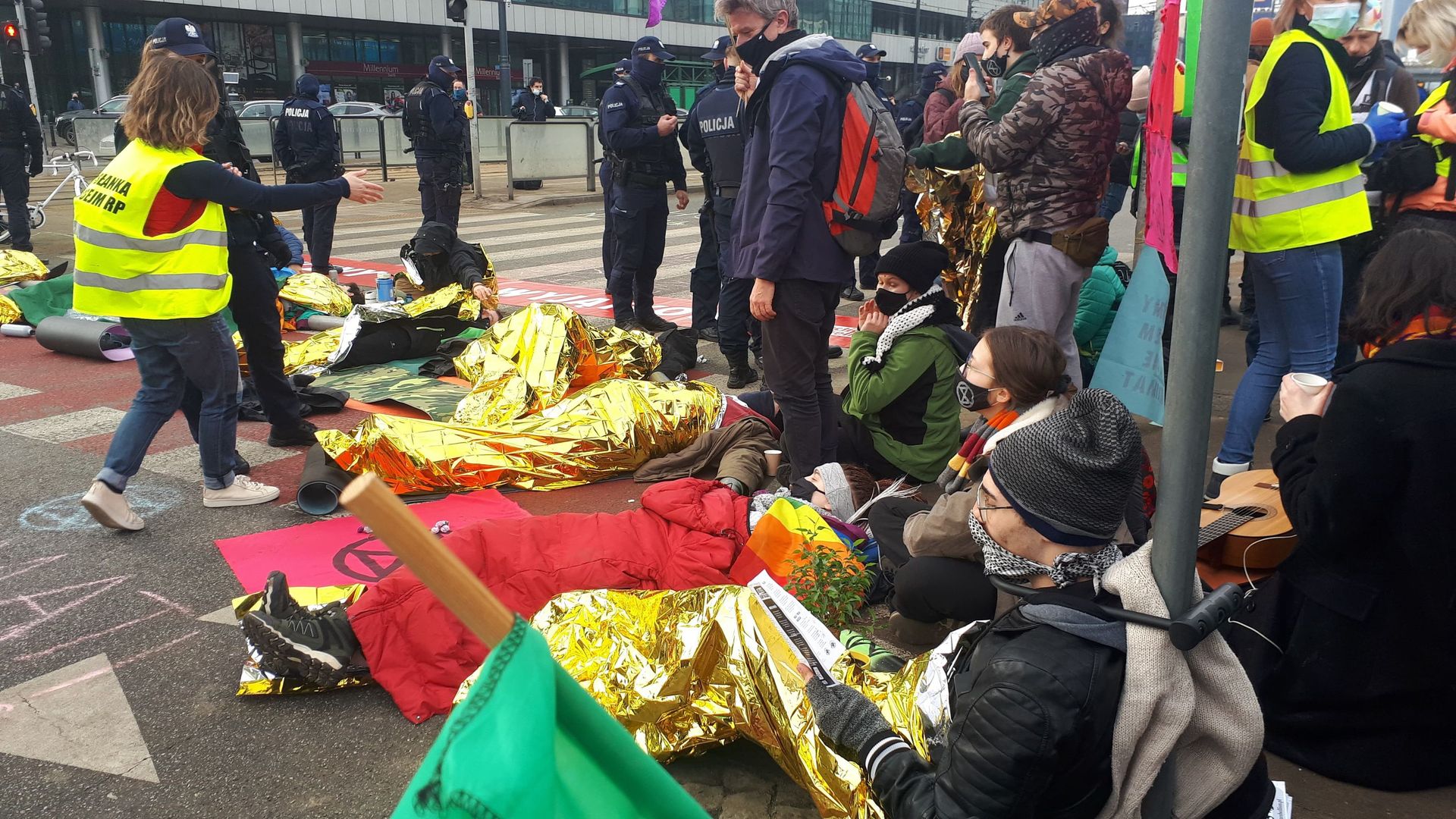 Warszawa. Extinction Rebellion protestuje przeciwko katastrofie klimatycznej. "Musimy wywierać większą presję"