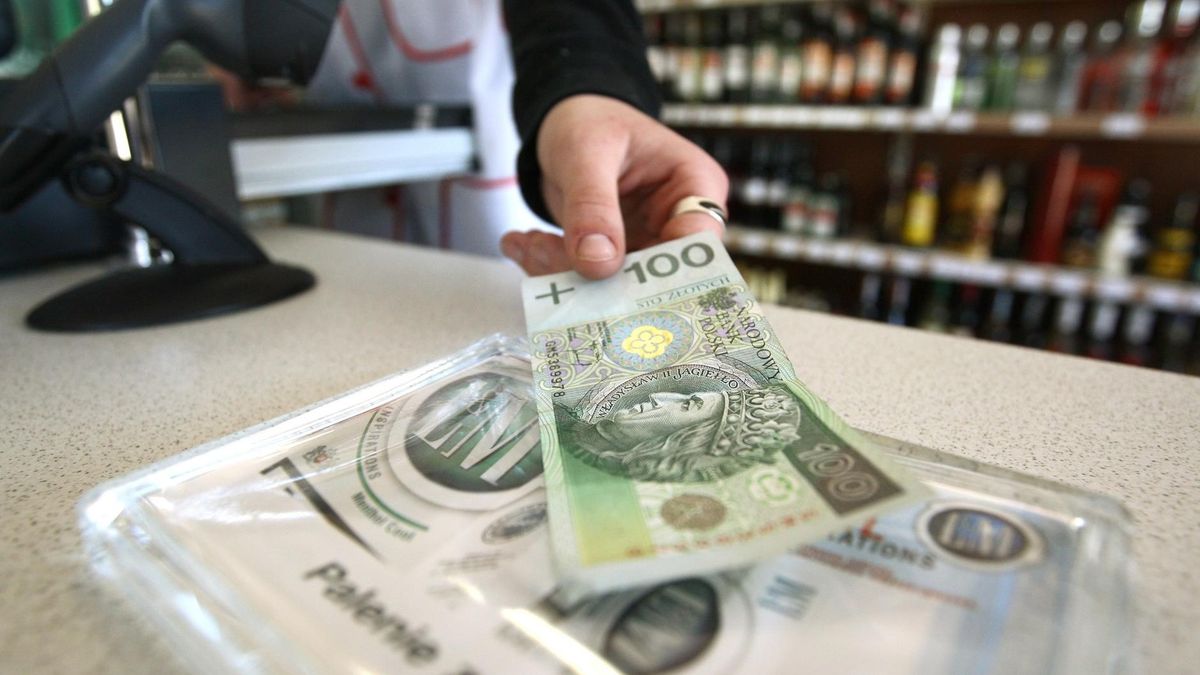 Z miesiąca na miesiąc za "stówkę" w sklepie będzie można kupić coraz mniej. W górę ceny towarów i usług