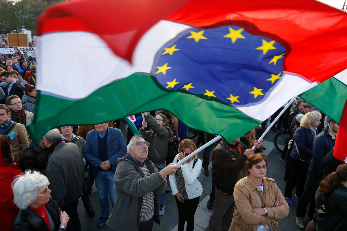 Węgierski rząd podpowiada, jak obejść własne prawo. Soros wygrywa z Orbanem