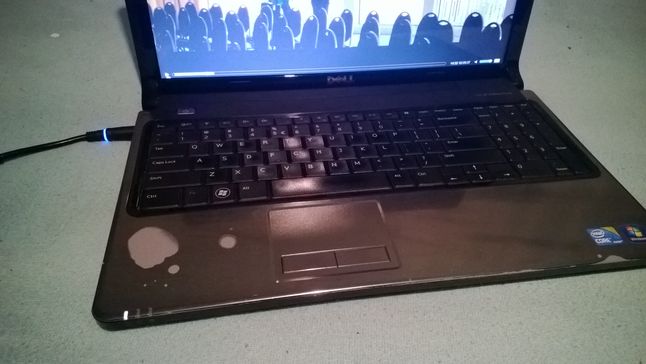 Przez zbyt mocne grzanie się tego laptopa, dobrze widać gdzie trzymałem dłonie podczas użytkowania xP