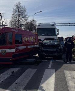 Pięć osób rannych. TIR wjechał w straż pożarną