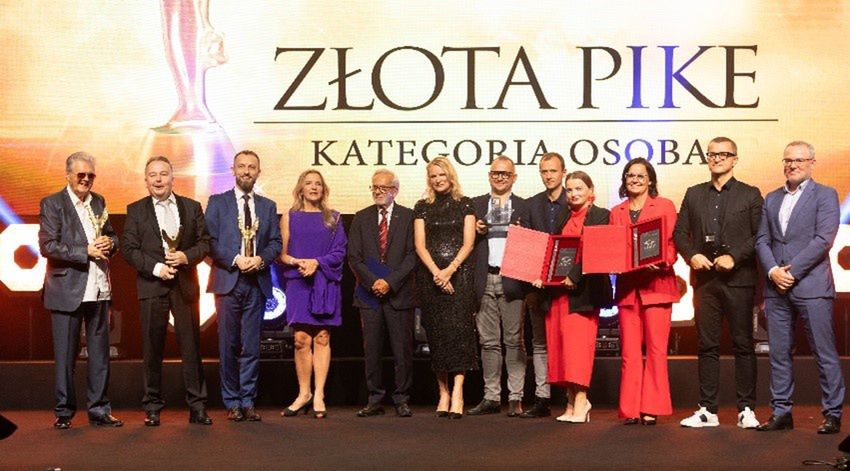 Zdjęcie Od lewej: Henryk Ciski, Bogusław Kisielewski, Szymon Karbowski, Dorota Żurkowska, Jerzy Straszewski, Katarzyna Kieli, Łukasz Charczuk, Bartosz Popiel Ewelina Rybak, Iwona Bocian-Zaciewska, Tomasz Dąbrowski, Mariusz Kołodziejski.