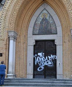 Łódź. Drzwi katedry pomazane sprayem. Sprawę bada policja