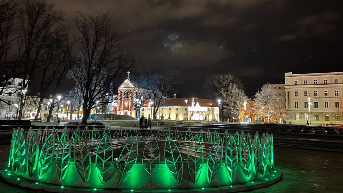 Plac Litewski podświetlony na zielono